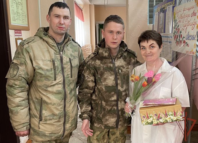 В канун 8 марта росгвардейцы Сибири поздравили матерей, вдов и дочерей погибших товарищей