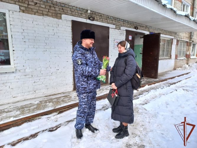 В канун 8 марта росгвардейцы Сибири поздравили матерей, вдов и дочерей погибших товарищей