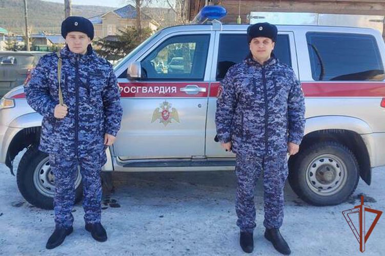 Росгвардейцы эвакуировали жильцов загоревшегося дома в Красноярском крае