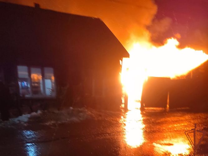 Росгвардейцы эвакуировали жильцов загоревшегося дома в Красноярском крае