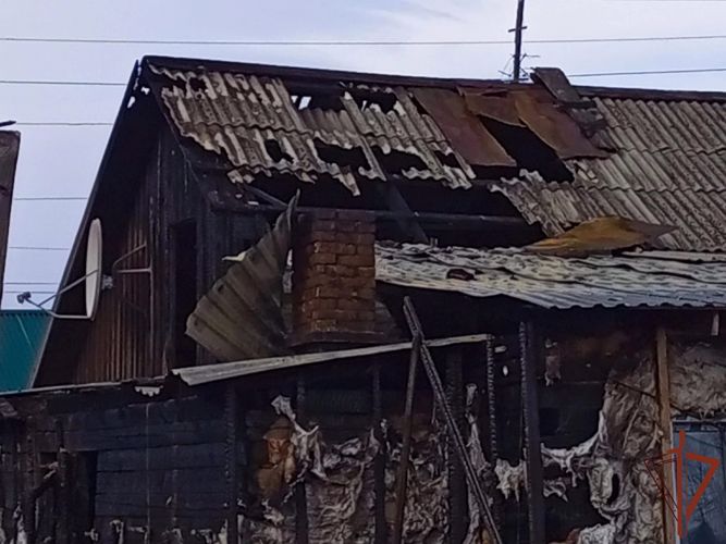 Росгвардейцы эвакуировали жильцов загоревшегося дома в Красноярском крае