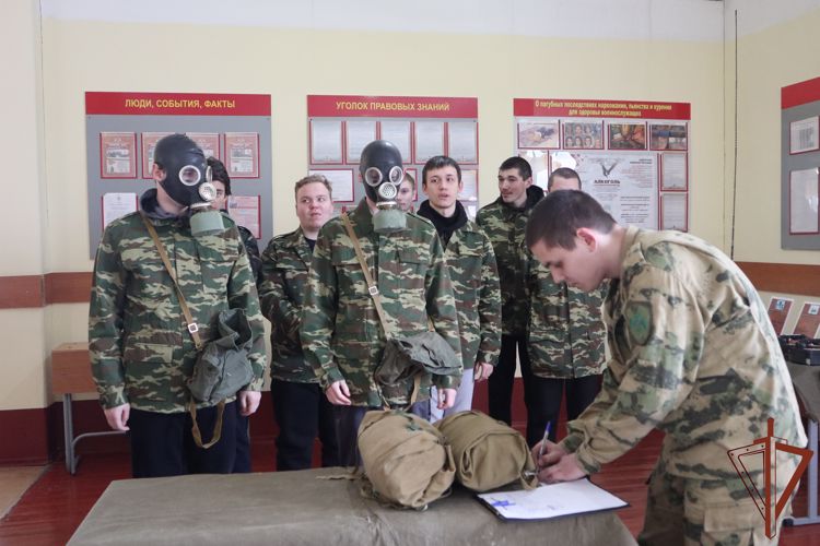 Военно-патриотические мероприятия для молодёжи провели росгвардейцы в Сибири