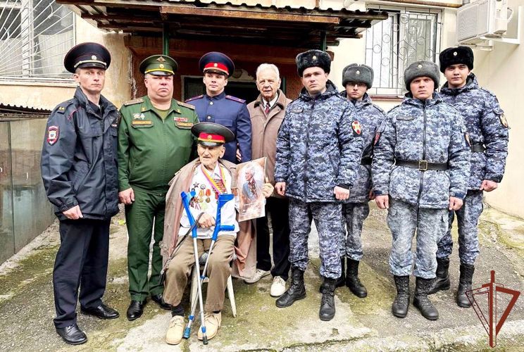 Участника Великой Отечественной войны с 99-летием поздравила Росгвардия в Ялте