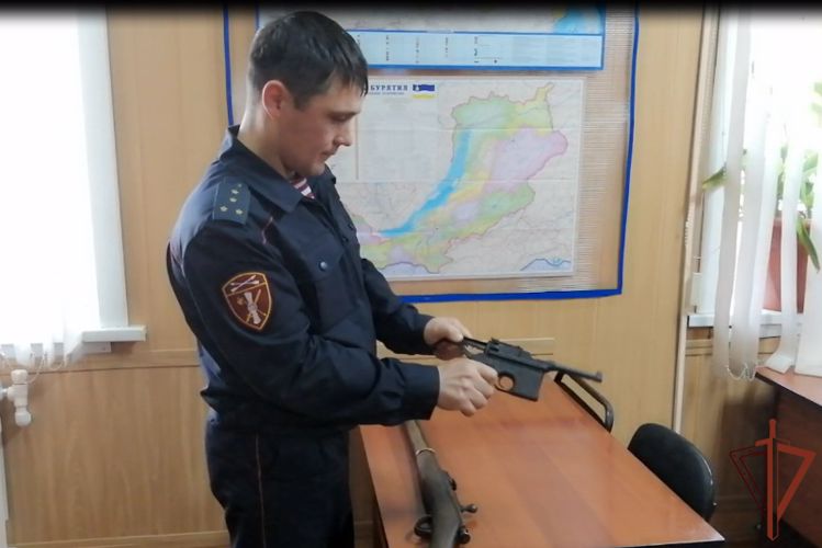 Житель Бурятии сдал в Росгвардию найденное оружие