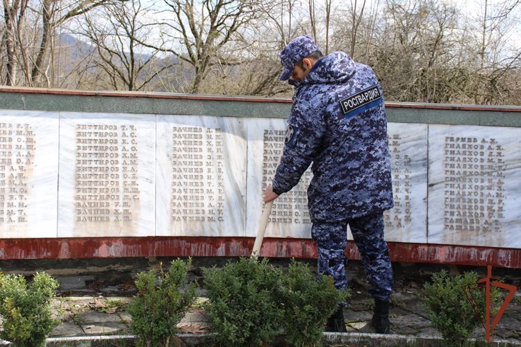 Сотрудники Росгвардии благоустроили памятник героям Великой Отечественной войны в Нальчике