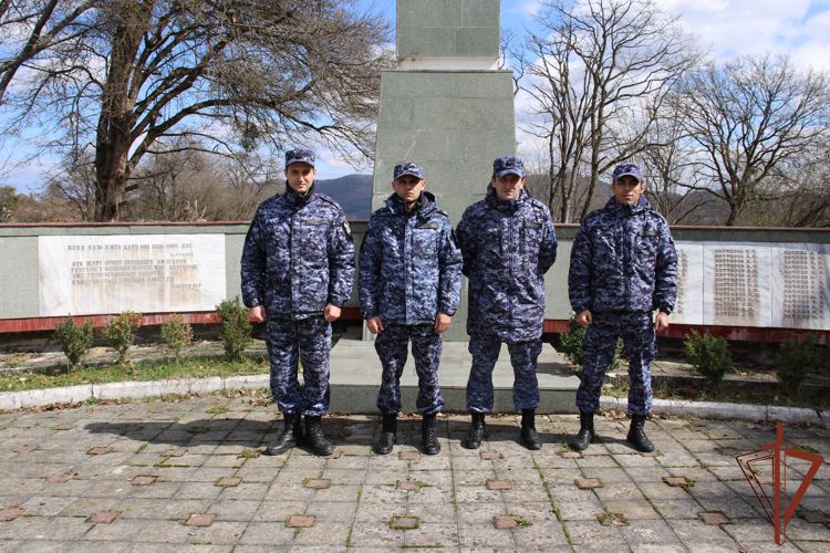 Сотрудники Росгвардии благоустроили памятник героям Великой Отечественной войны в Нальчике