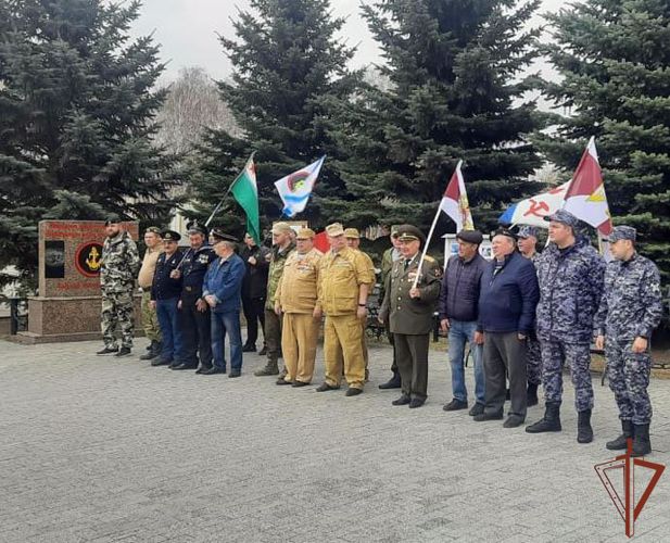 Участников всероссийского автопробега «Дорога к Победе» встретили росгвардейцы на Южном Урале 