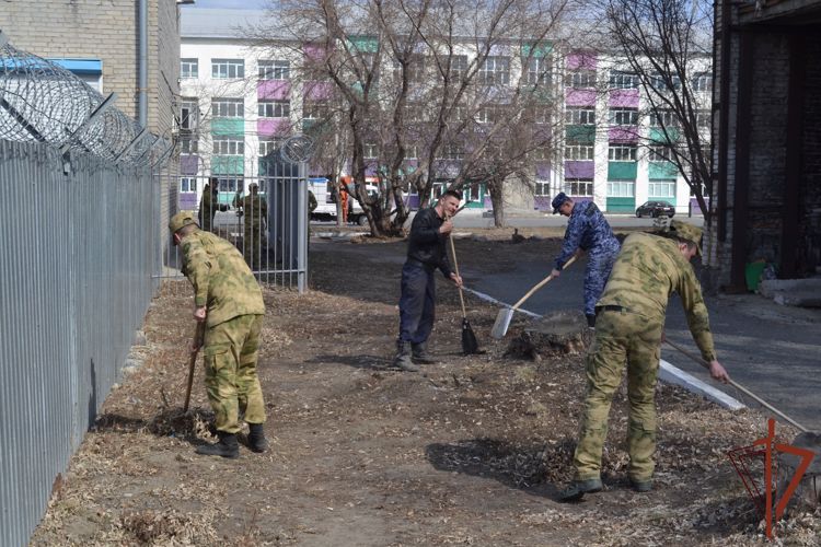 В весенних субботниках приняли участие росгвардейцы вместе с семьями на Урале (видео)