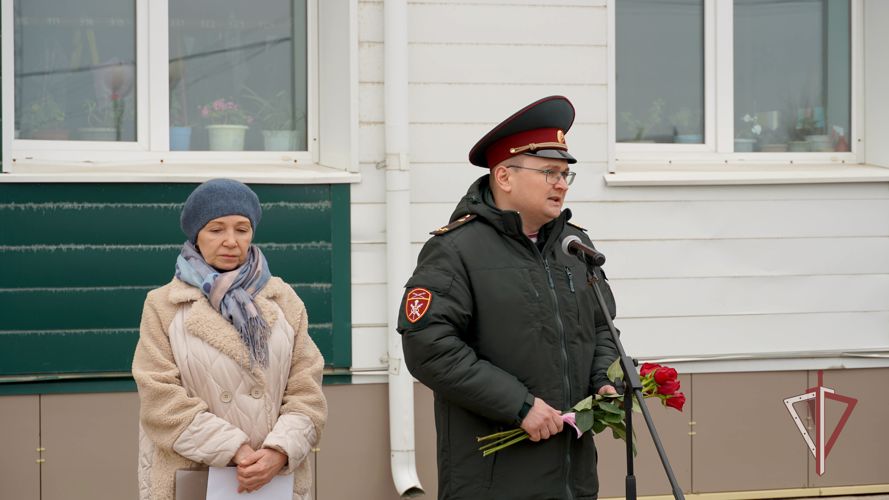 Мемориальную доску в память о сотруднике спецподразделения Росгвардии открыли на Сахалине