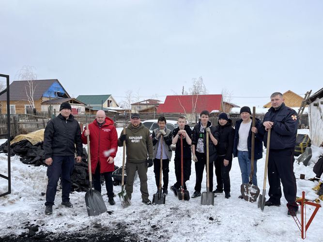 В Якутии росгвардейцы помогли многодетной семье участника СВО очистить двор от снега