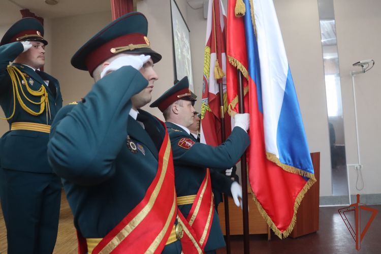 Во Владивостоке командующий Восточным округом Росгвардии наградил росгвардейцев - участников спецоперации