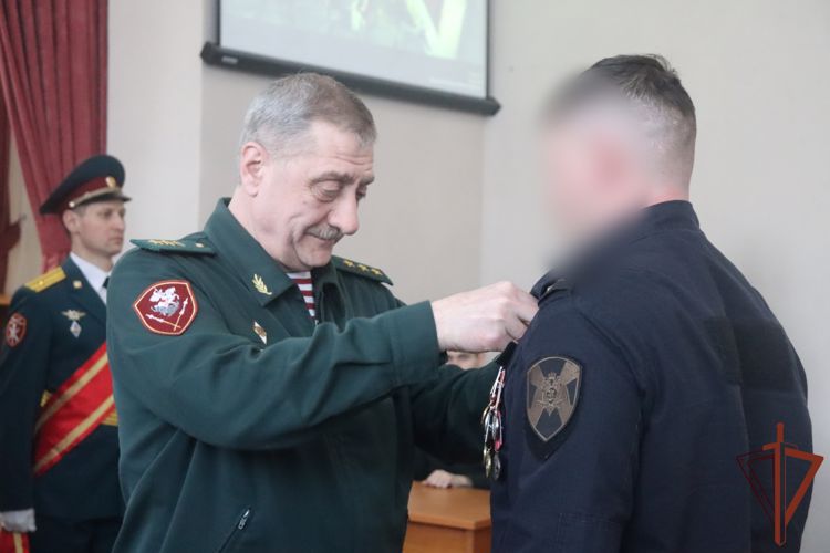 Во Владивостоке командующий Восточным округом Росгвардии наградил росгвардейцев - участников спецоперации