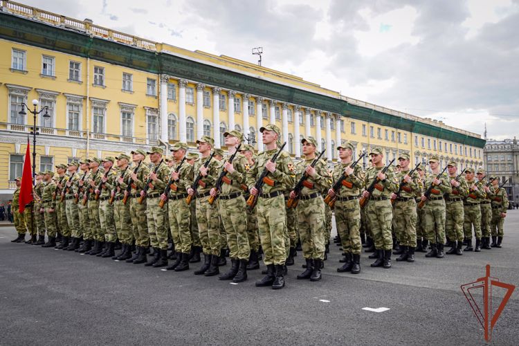 Парадный расчет Росгвардии принял участие в первой тренировке Парада Победы на Дворцовой площади
