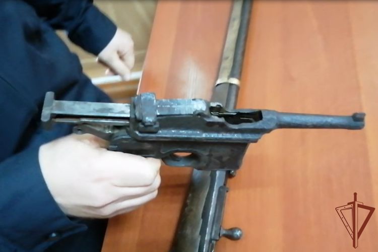 Житель Бурятии сдал в Росгвардию найденное оружие