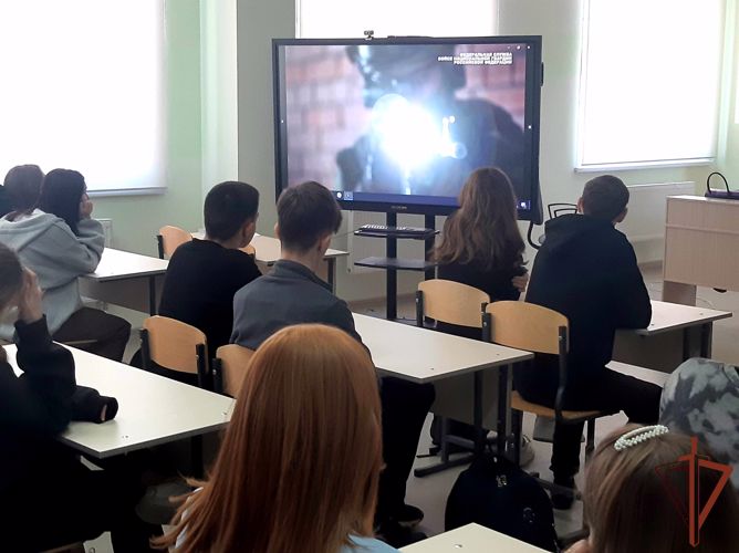 Ряд патриотических мероприятий для школьников провели росгвардейцы на Урале (видео)