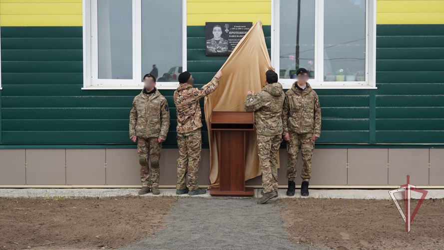  Мемориальную доску в память о сотруднике спецподразделения Росгвардии открыли на Сахалине