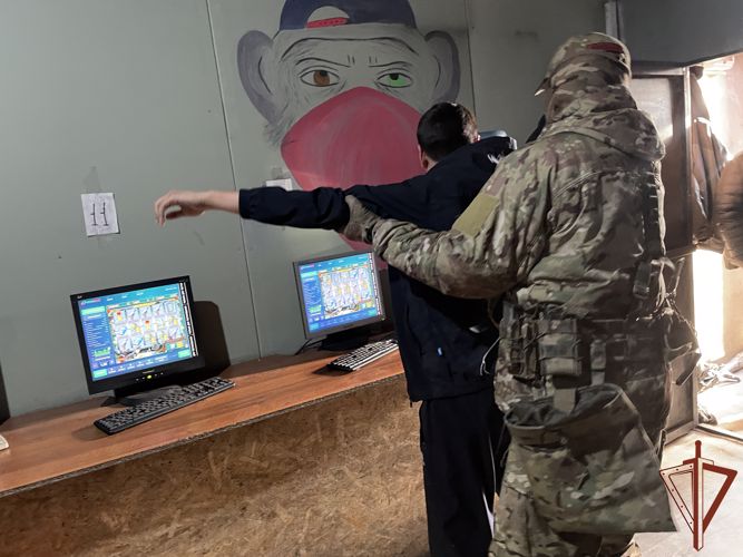 При содействии СОБР в Республике Тыва задержаны подозреваемые в организации нелегальных азартных игр (видео)