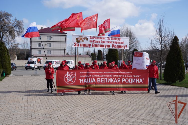 Музыканты Росгвардии приняли участие в патриотической марш-эстафете в Грозном