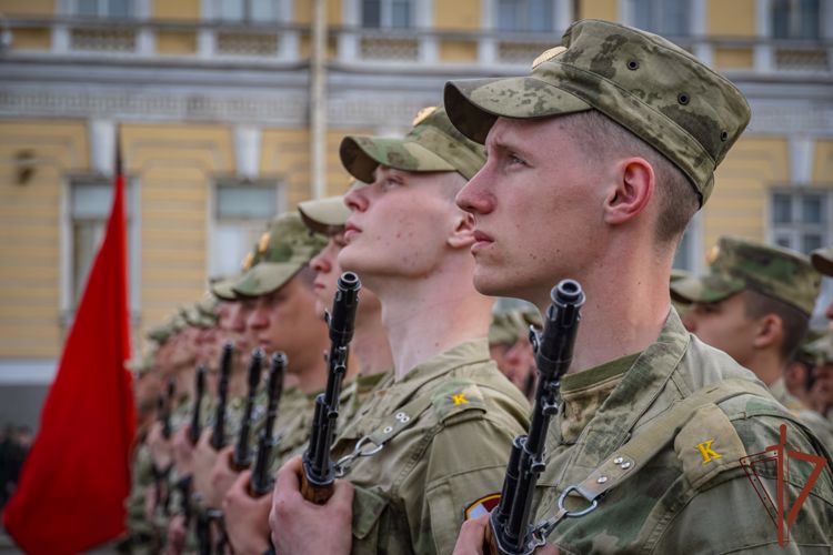 Парадный расчет Росгвардии принял участие в первой тренировке Парада Победы на Дворцовой площади