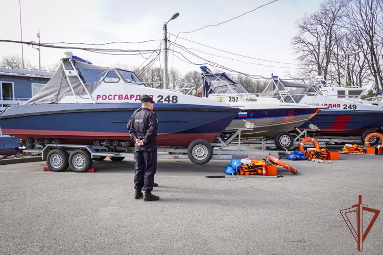 Росгвардейцы приступили к обеспечению безопасности навигации в Санкт-Петербурге (видео)