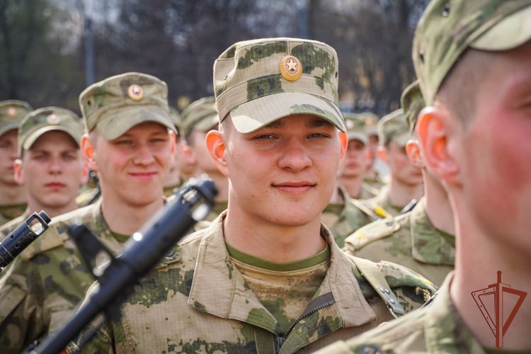 Парадный расчет Росгвардии принял участие в первой тренировке Парада Победы на Дворцовой площади