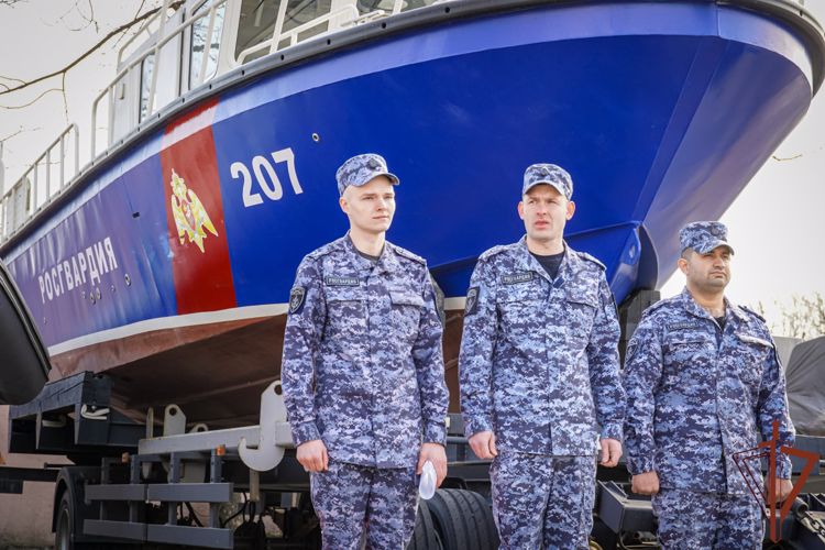 Росгвардейцы приступили к обеспечению безопасности навигации в Санкт-Петербурге (видео)