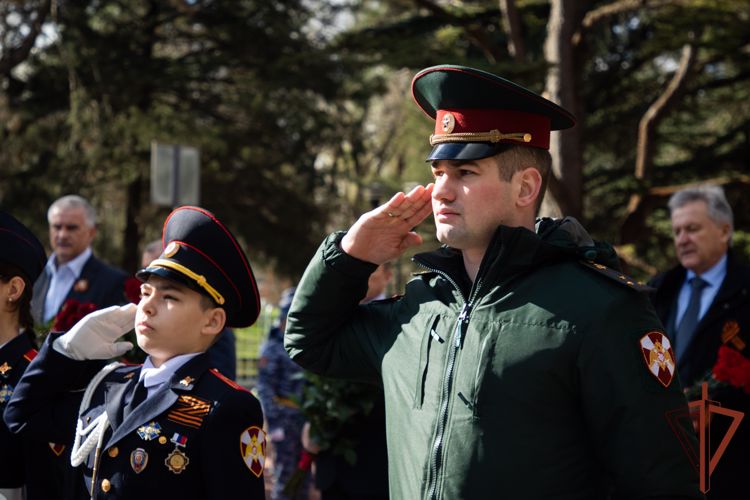 Росгвардейцы и жители Симферополя отметили  годовщину освобождения города от немецко-фашистских захватчиков