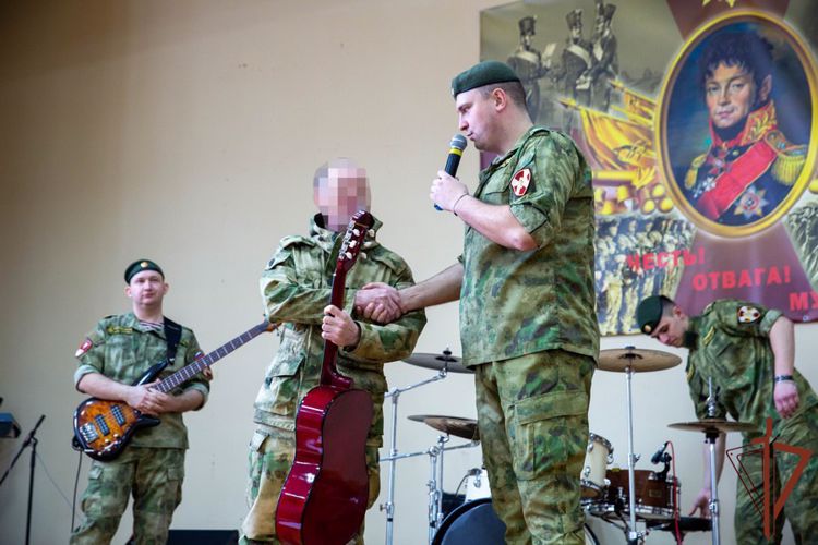 Рок-группа «Взвод» из дивизии им. Ф.Э. Дзержинского выступила для военнослужащих в районе СВО (ВИДЕО)