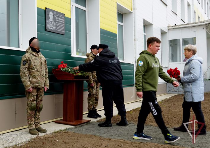  Мемориальную доску в память о сотруднике спецподразделения Росгвардии открыли на Сахалине
