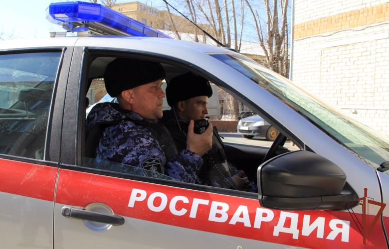 Росгвардейцы эвакуировали 20 человек из горящей многоэтажки в Тюмени