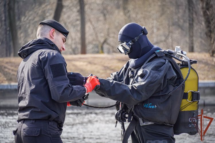 Росгвардейцы приступили к обеспечению безопасности навигации в Санкт-Петербурге (видео)