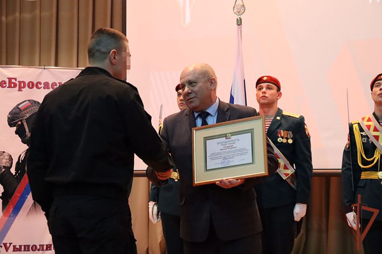 Командующий Восточным округом Росгвардии вручил награды личному составу
