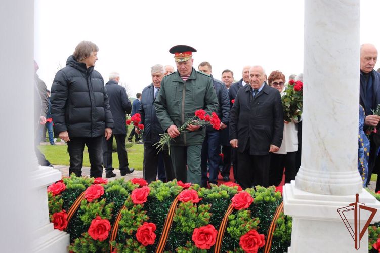 На Ставрополье заместитель командующего СКО Росгвардии принял участие в открытии мемориала защитникам Отечества