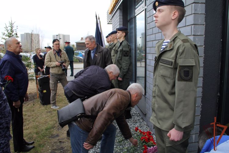 Память офицера СОБР погибшего при исполнении служебного долга увековечена в Тюмени