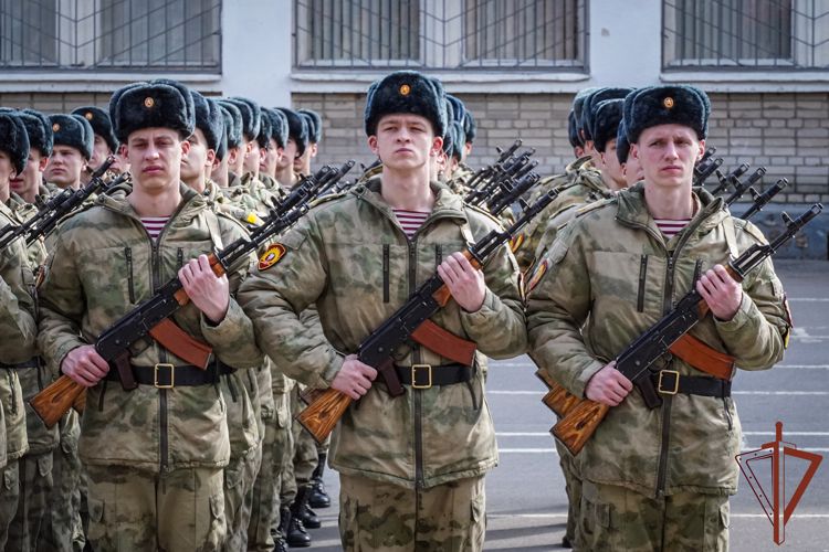 Курсанты Санкт-Петербургского военного института Росгвардии приступили к тренировкам Парада Победы (видео)