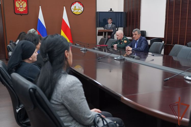 Родным погибших росгвардейцев из Северной Осетии передали государственные награды 