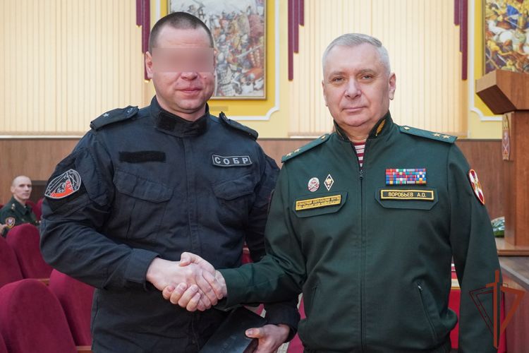 Командующий СЗО Росгвардии наградил медиков в Санкт-Петербурге 