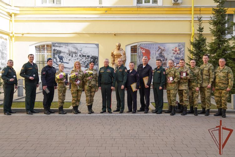 Командующий СЗО Росгвардии наградил медиков в Санкт-Петербурге 