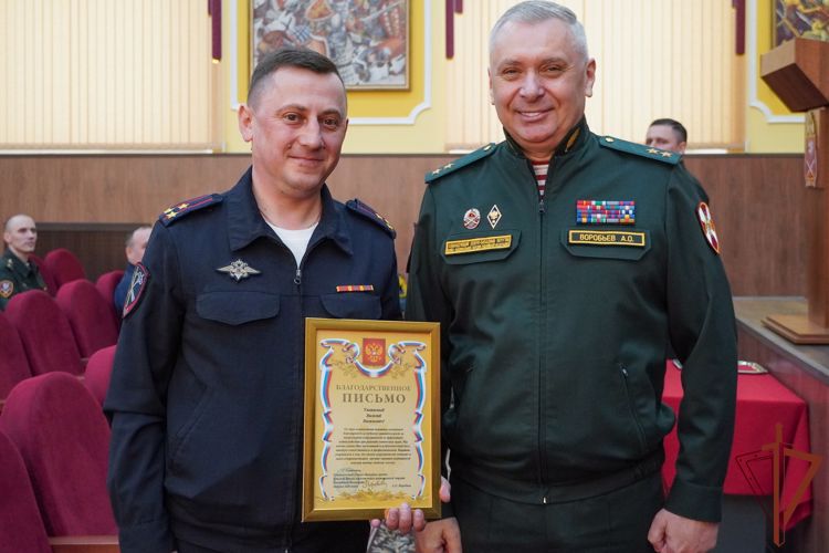 Командующий СЗО Росгвардии наградил медиков в Санкт-Петербурге 