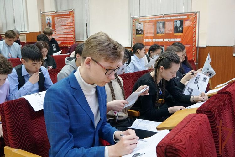 На Дальнем Востоке росгвардейцы написали «Диктант Победы»