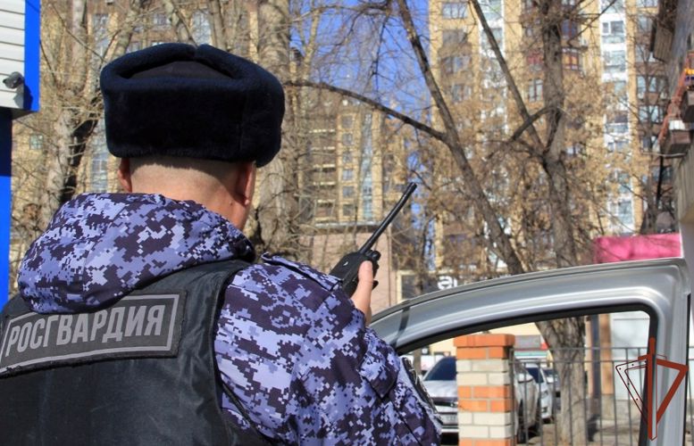 Росгвардейцы эвакуировали 20 человек из горящей многоэтажки в Тюмени