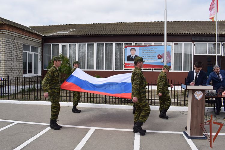 В Дагестане открыли мемориальную доску сотруднику СОБР Росгвардии 