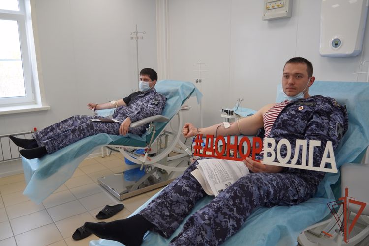 Ведомственную акцию «От сердца к сердцу» поддержали росгвардейцы из Саратова