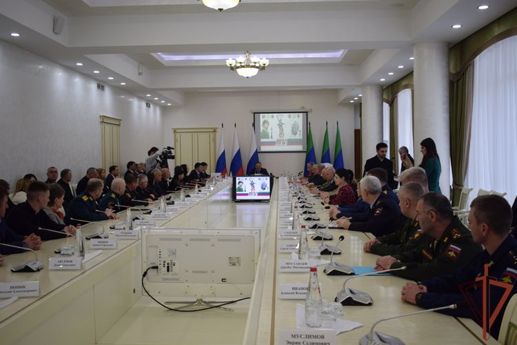 В Дагестане семьям погибших росгвардейцев передали ордена Мужества