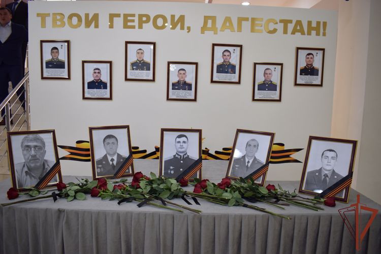 В Дагестане семьям погибших росгвардейцев передали ордена Мужества