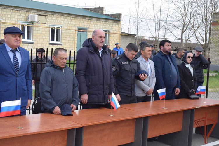 В Дагестане открыли мемориальную доску сотруднику СОБР Росгвардии 