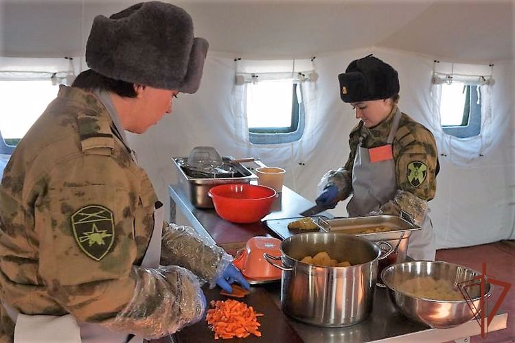 Военные повара Росгвардии показали мастерство в ежегодном кулинарном конкурсе в Хабаровске 