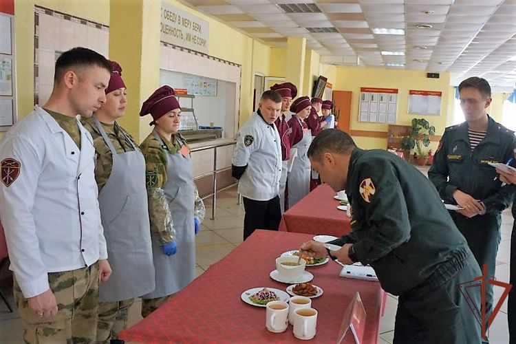 Военные повара Росгвардии показали мастерство в ежегодном кулинарном конкурсе в Хабаровске 