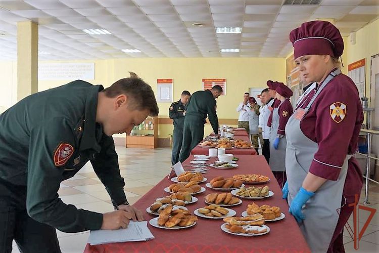 Военные повара Росгвардии показали мастерство в ежегодном кулинарном конкурсе в Хабаровске 