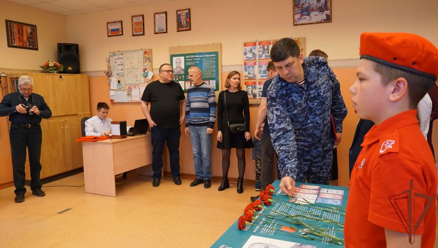 Парту Героя памяти росгвардейца Михаила Пестова открыли в Кирове